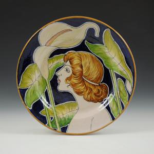 Piatto con busto femminile e calla
